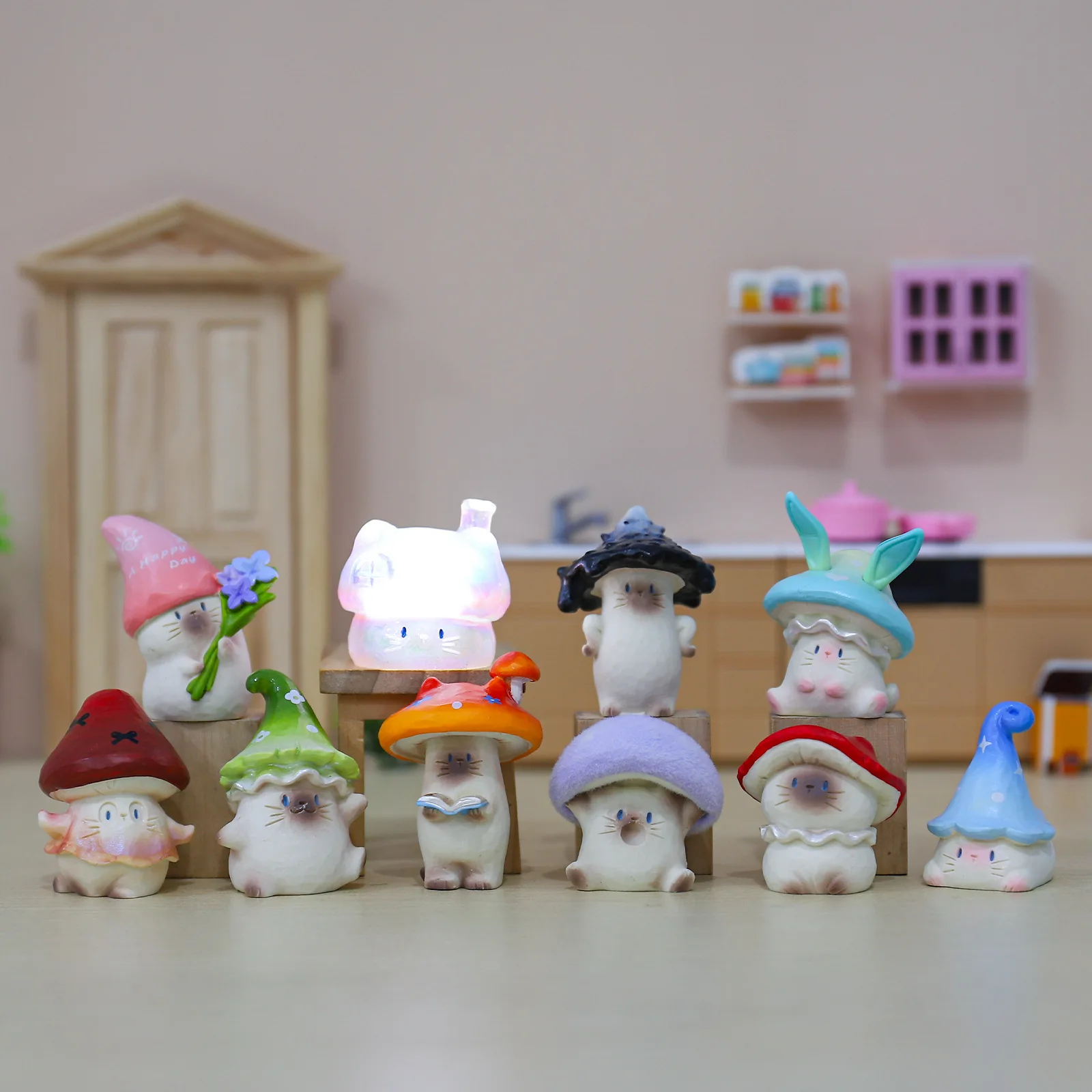 Harz-Blindbox mit Pilz-Figuren 2