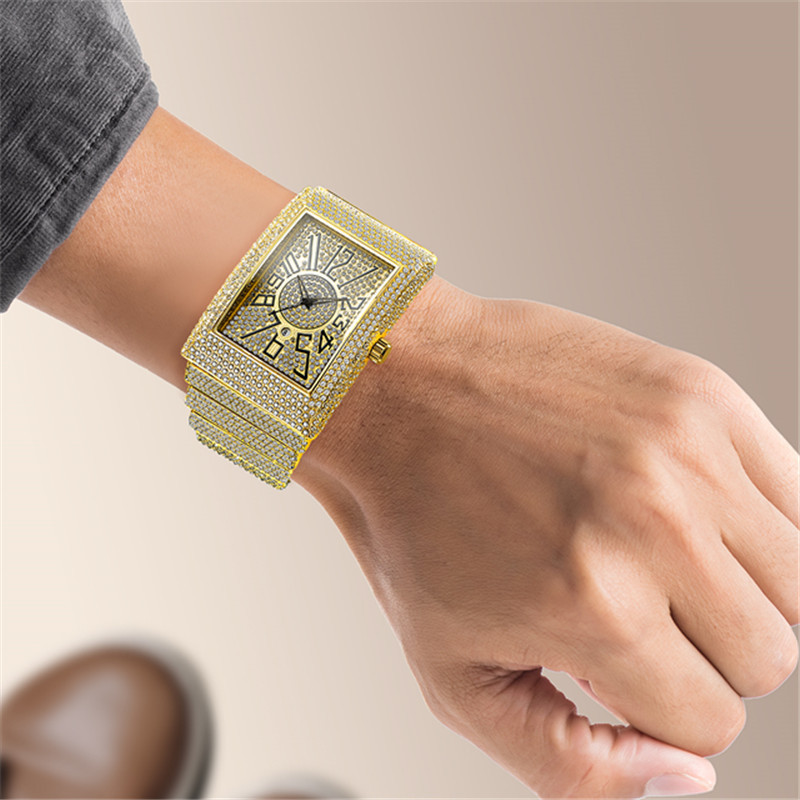 Eckige Uhr mit Diamanten