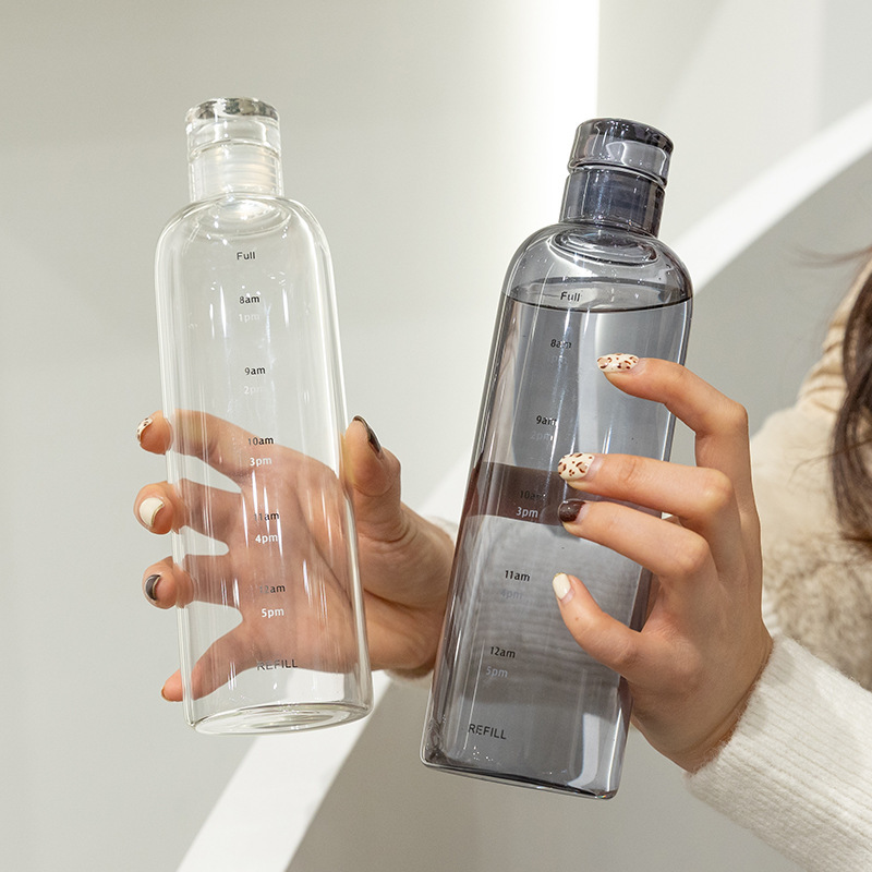 Glas-Trinkflasche mit Zeitmarkierung