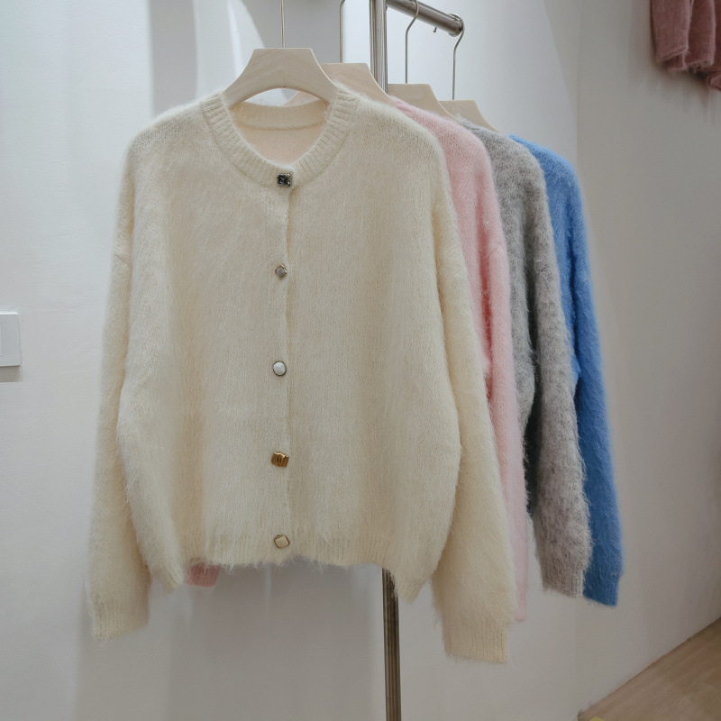Gehäkelter 3D-Blumen-Strickcardigan