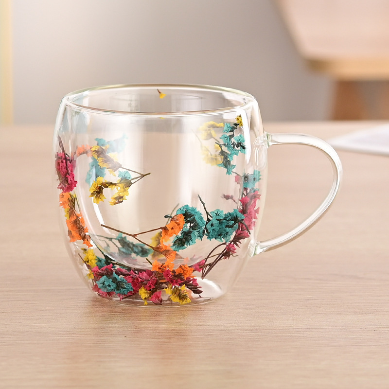 Elegante Glastasse mit Trockenblumen-Dekor