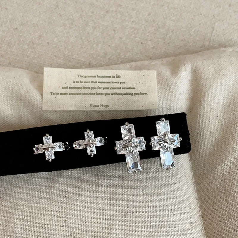 Versilberte Kreuz-Ohrstecker mit Zirkonia 4