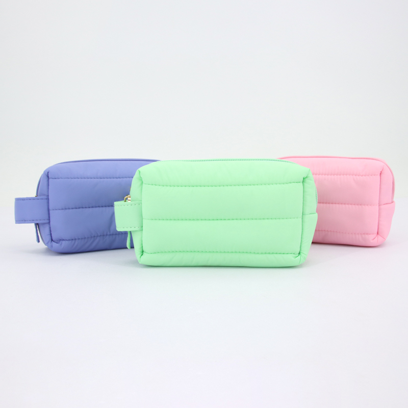 Schwarze gesteppte Nylon Puffer Kosmetiktasche 4