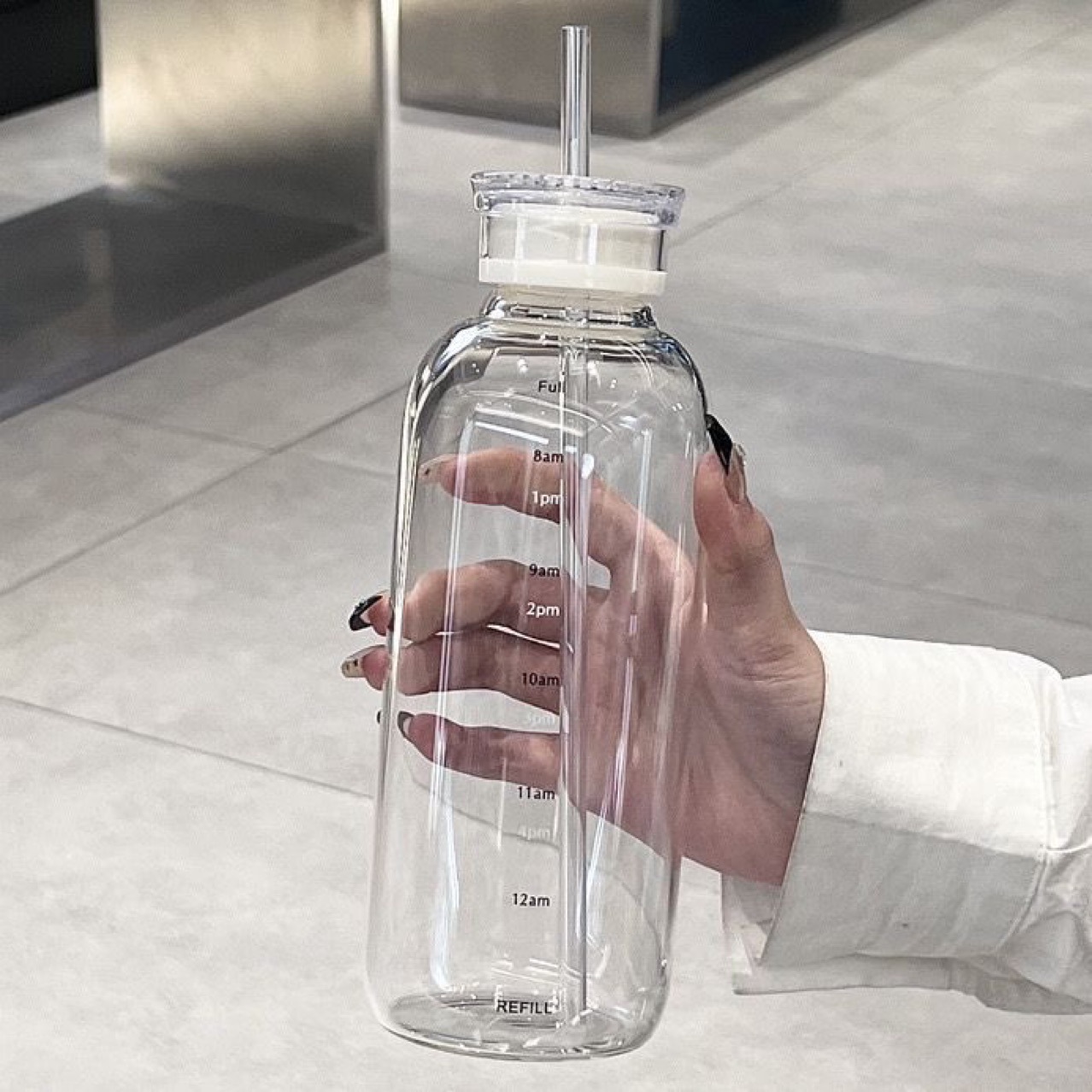 Großvolumige Glas-Wasserflasche mit Strohhalm 2