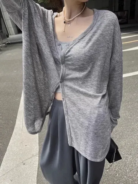 V-Ausschnitt Strickjacke 2