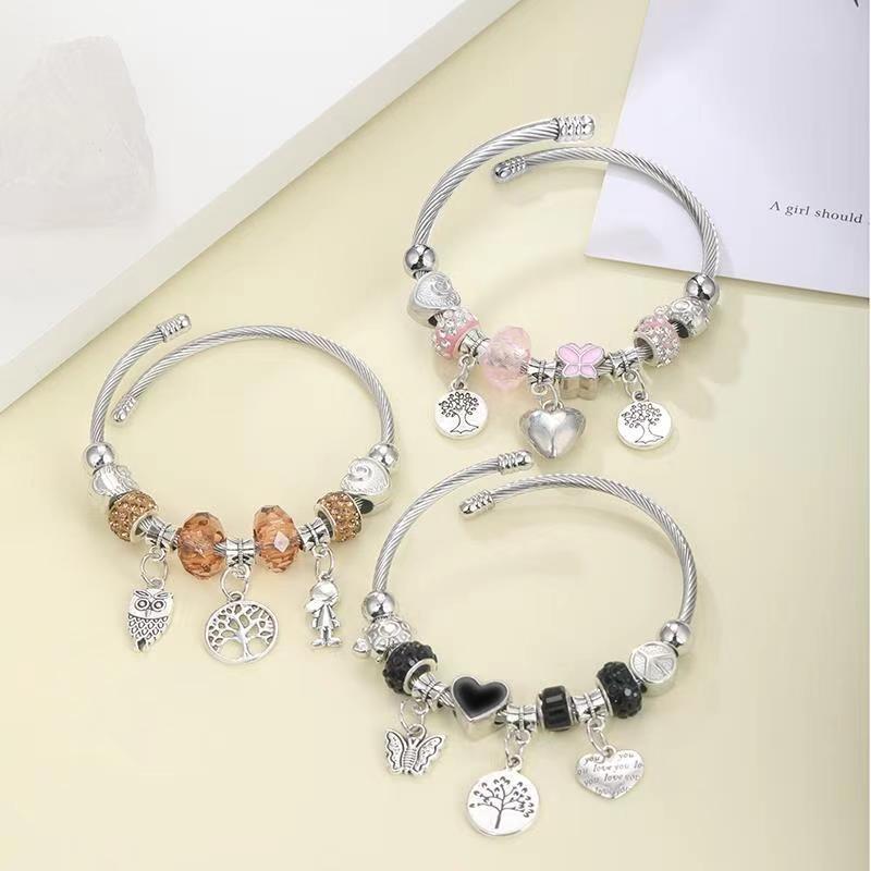 Bunt perlenbesetztes Charm-Armband mit Schmetterling 2