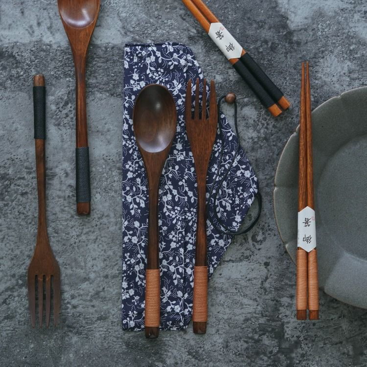 Tragbares Campingbesteck-Set aus Holz 4