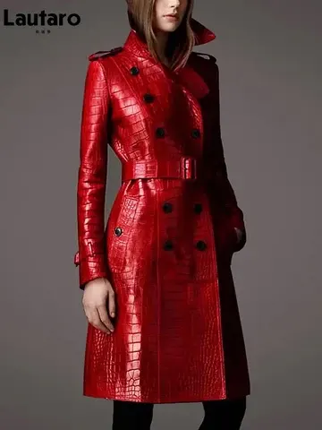 Roter Ledertrenchcoat