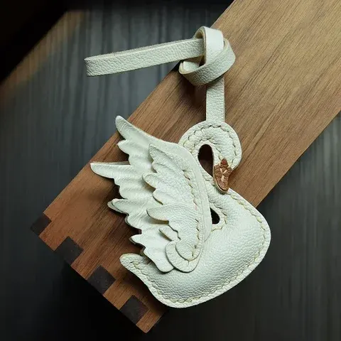 Leder-Taschenanhänger Schwan