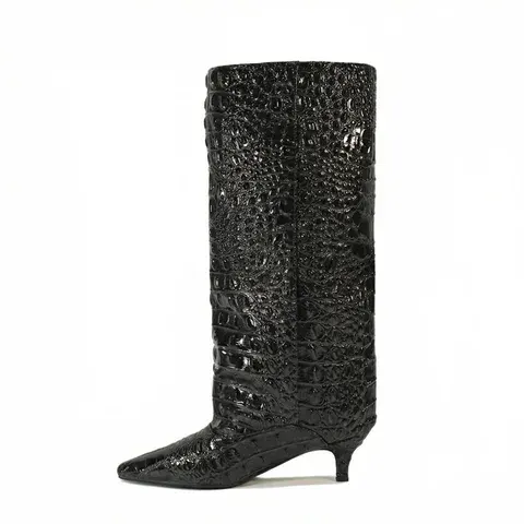 Kniehohe Kitten-Heel-Stiefel