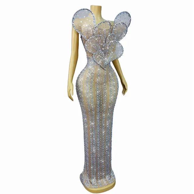 Abendkleid mit Blütenblättern 4