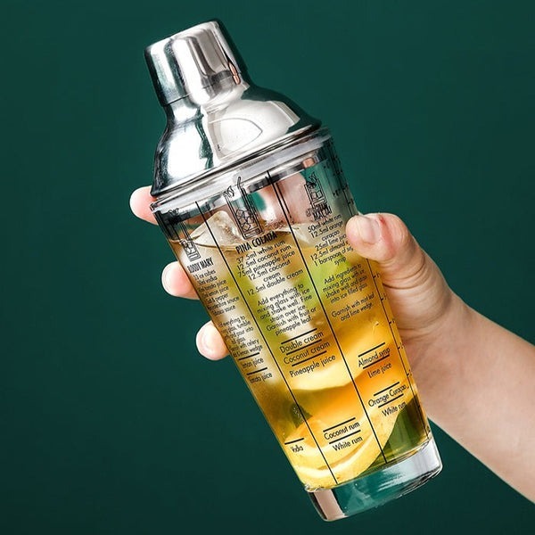 Transparenter Cocktailshaker mit Rezeptskala