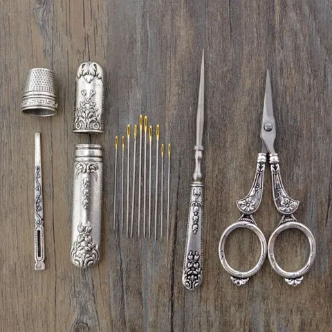 Fingerhut-Set mit Metallschere