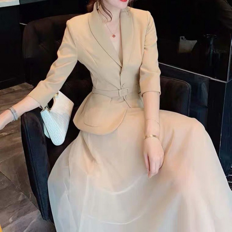 Eleganetes Slim-Fit-Kleid mit V-Ausschnitt 2