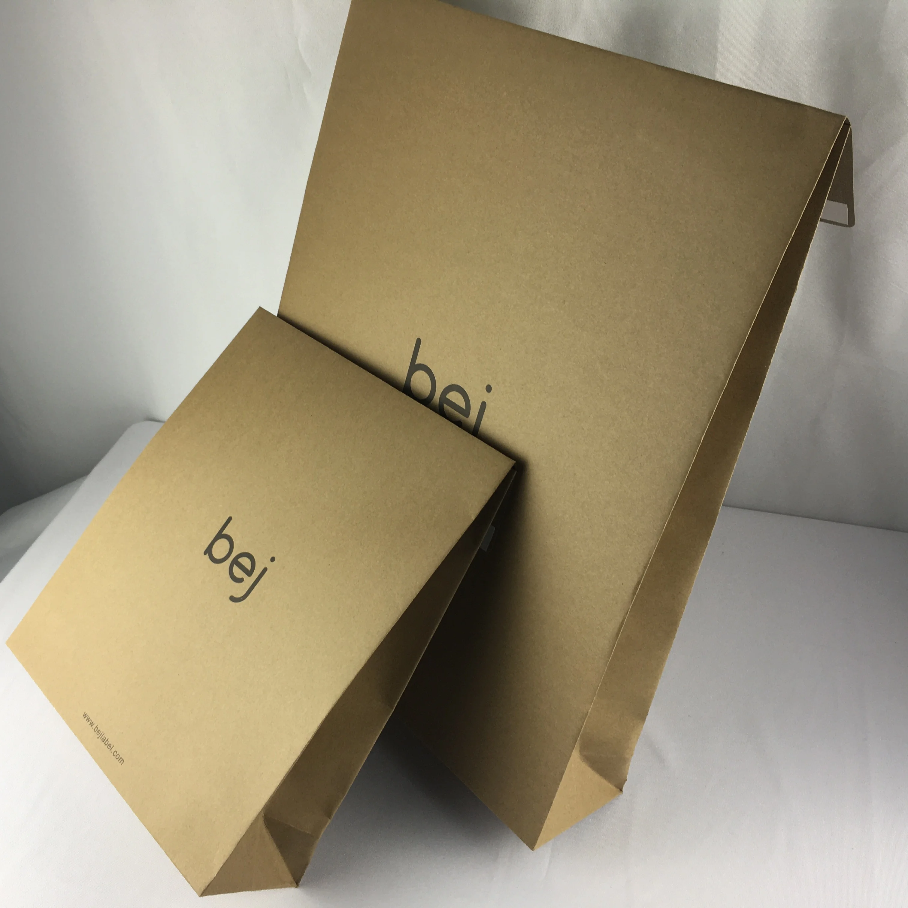 Großer recycelbarer Paketumschlag aus Kraftpapier