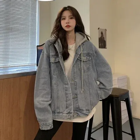 Jeansjacke mit Kapuze