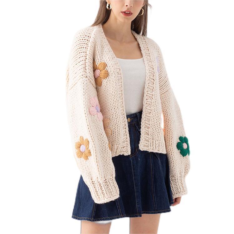 Gestrickte Damen-Strickjacke mit Blumenmuster 2