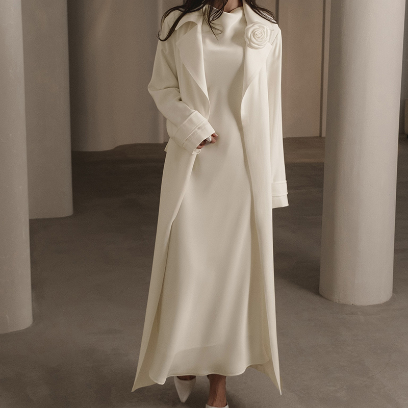 Elegantes Satin Maxikleid mit Ausstellärmeln 3