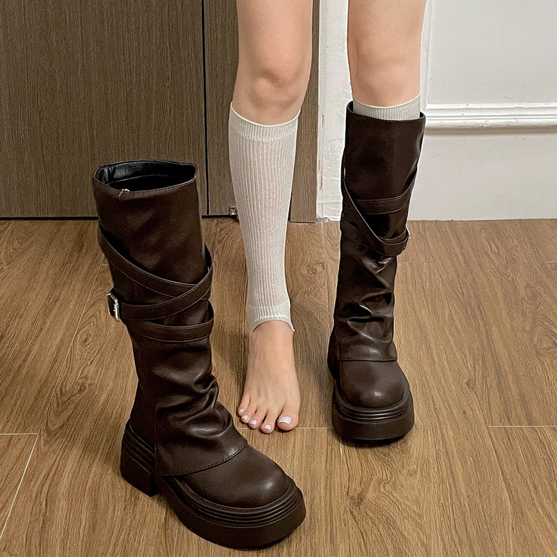 Kniehohe Stiefel mit Blockabsatz 4