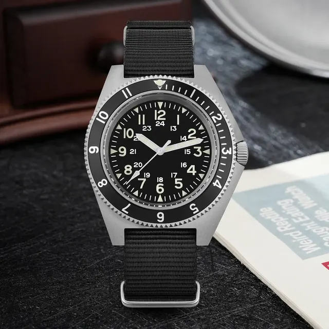 Vintage Quarzuhr mit Saphirglas, 20 bar 3