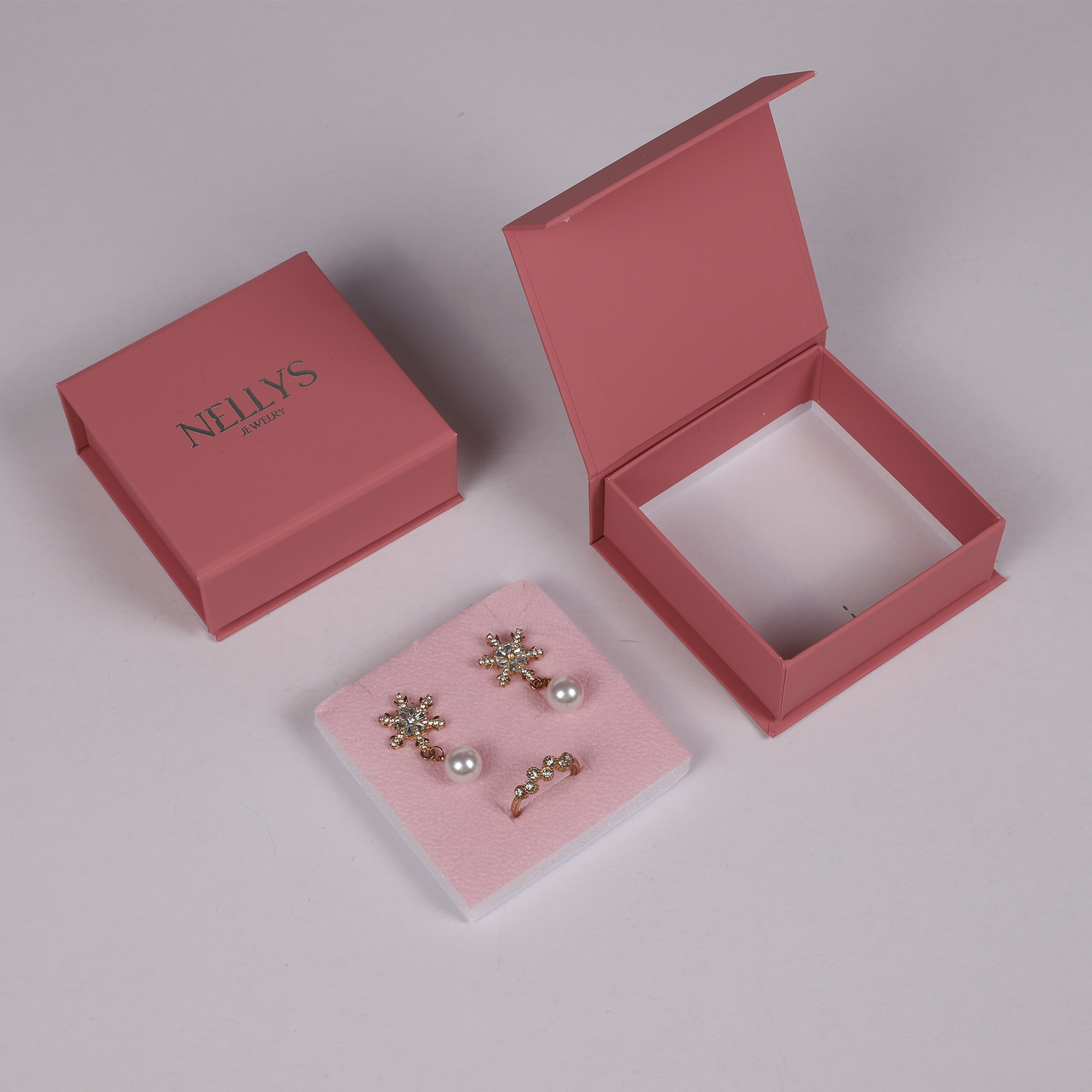 Magnetische Schmuckbox aus Karton