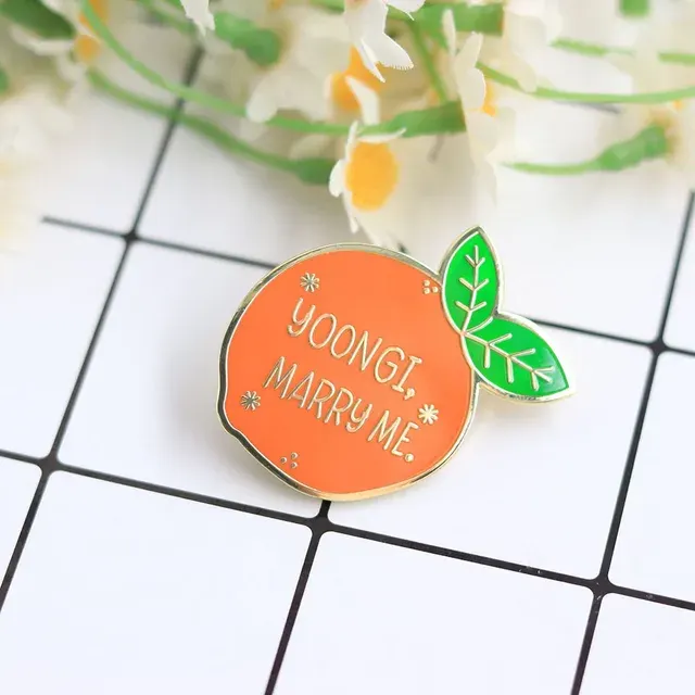 Orangefarbene Emaille-Brosche K-Pop Fan 3