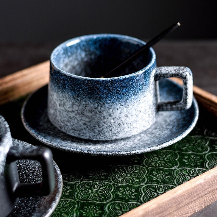 Porzellan-Tassen-Set mit Untertasse