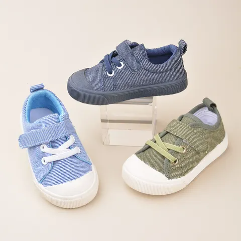 Jungen Segeltuchschuhe