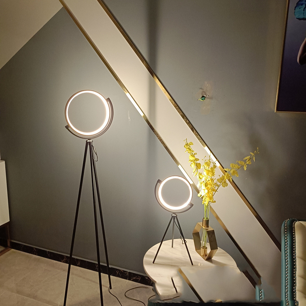 Aluminium-Stehlampe mit LED-Zusatzlicht