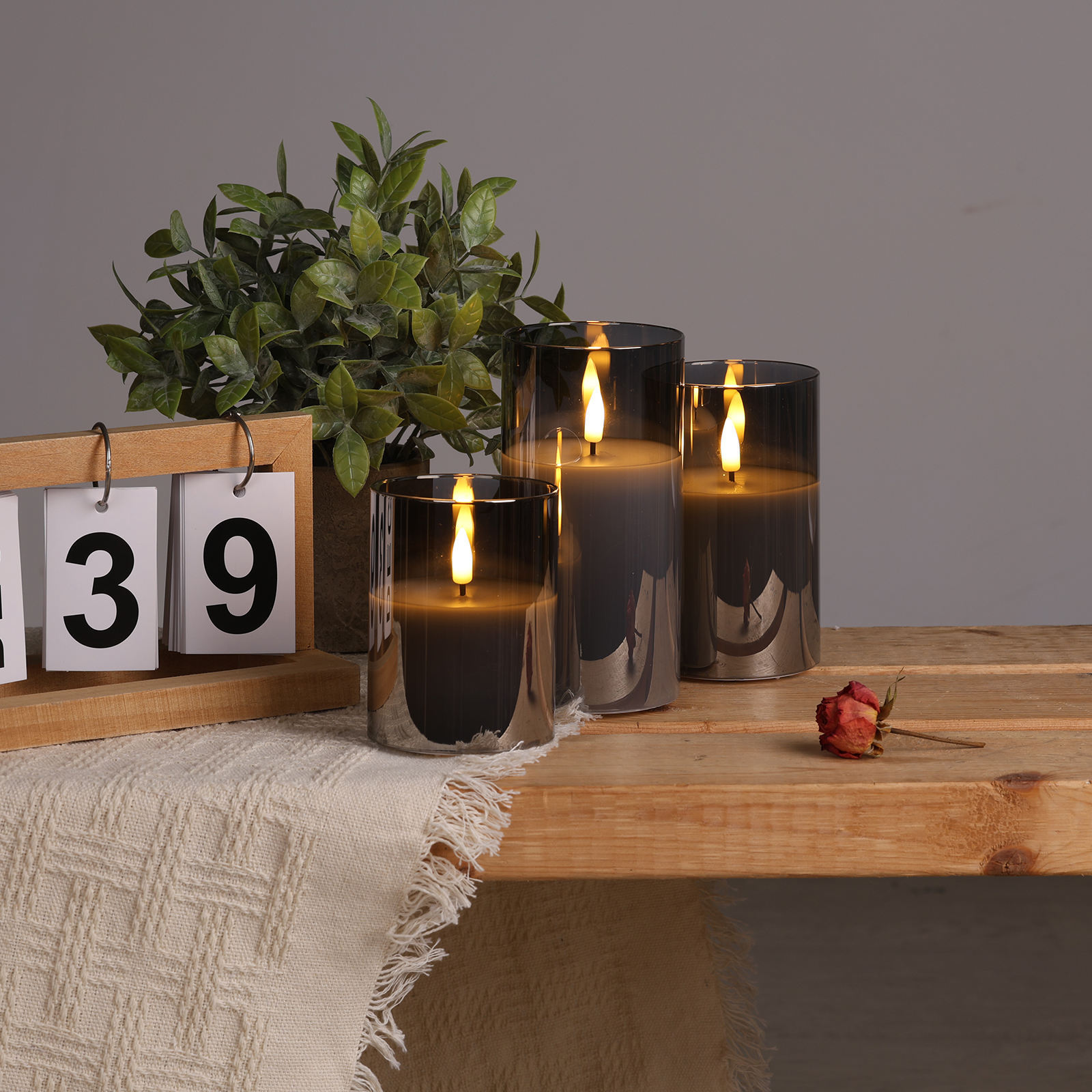 LED-Kerze aus Wachs mit Glas 2