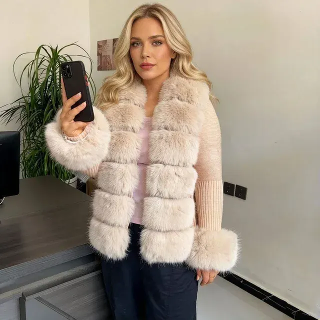 Strickjacke mit Kunstfellkragen 2