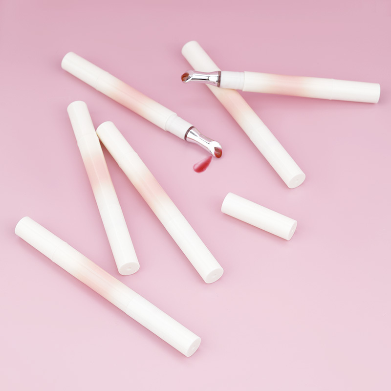 Veganer Metallic-Lipgloss mit LSF und Peptiden 3