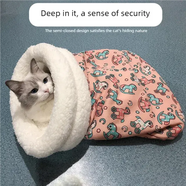 Kuscheliger Katzenschlafsack mit Steppdecke 2