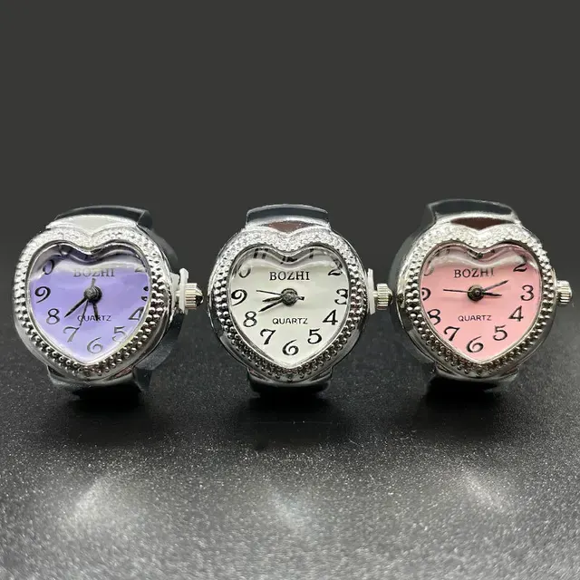 Ringuhr aus Legierung mit Herzmotiv 2