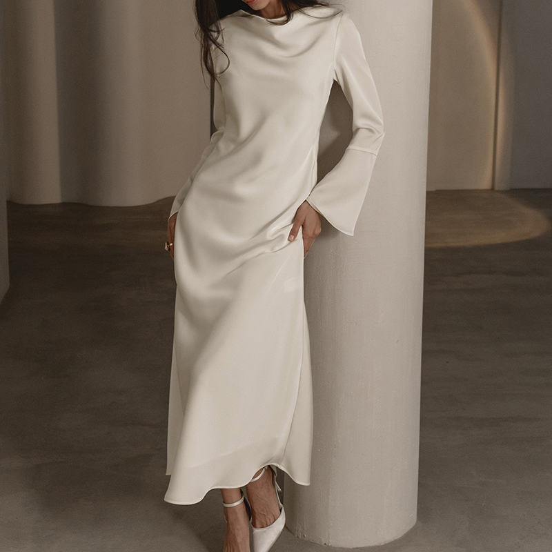 Elegantes Satin Maxikleid mit Ausstellärmeln 2
