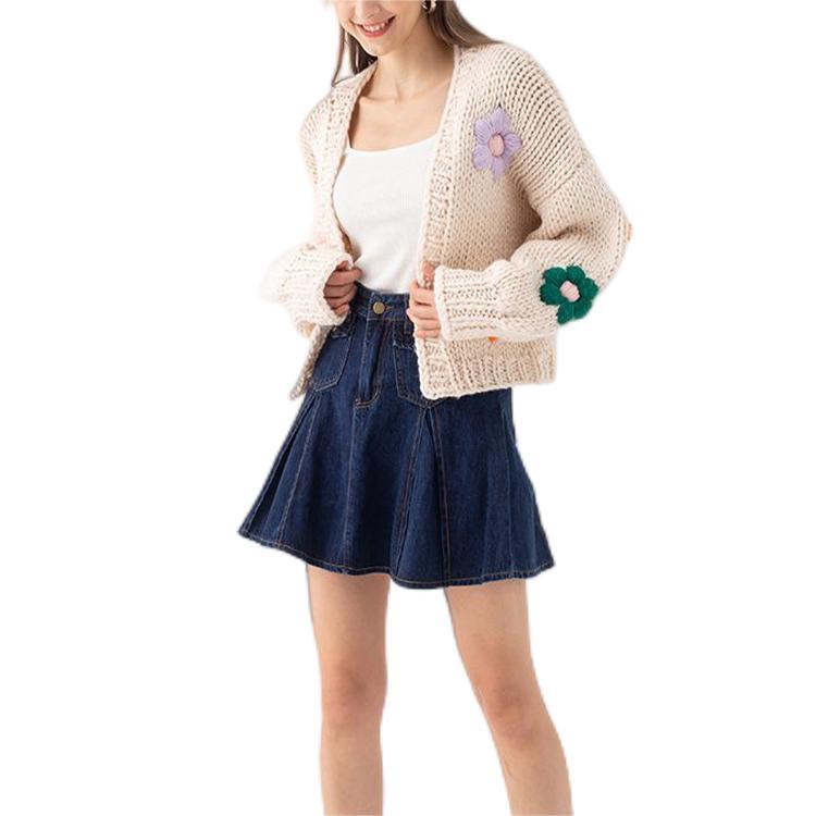 Gestrickte Damen-Strickjacke mit Blumenmuster 4