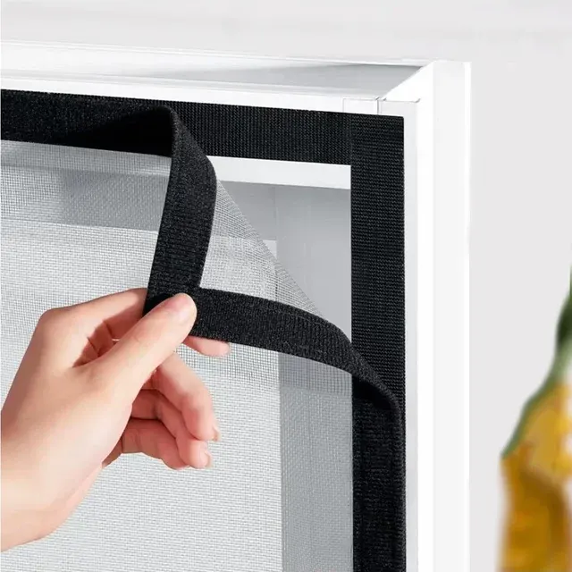 Anpassbares, selbstklebendes Fensternetz gegen Mücken 3