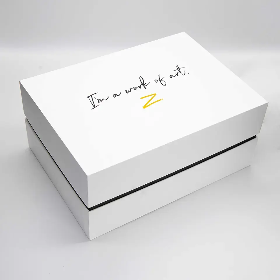 Weiße Papier-Geschenkbox mit Deckel und Boden 2