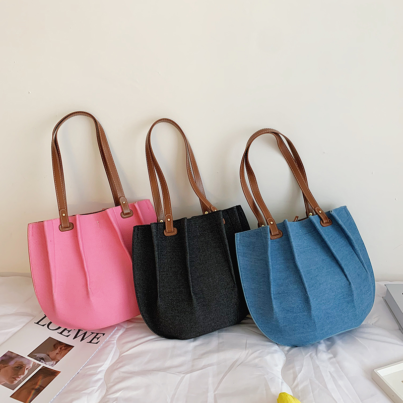 Plissee-Shopper aus Canvas und Denim