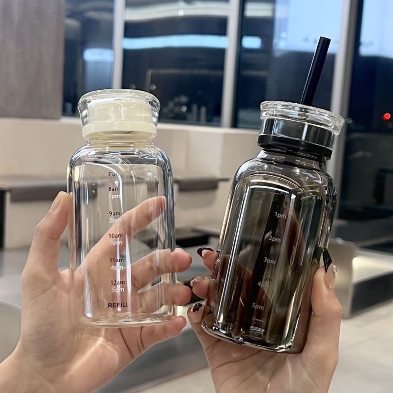 Großvolumige Glas-Wasserflasche mit Strohhalm 4