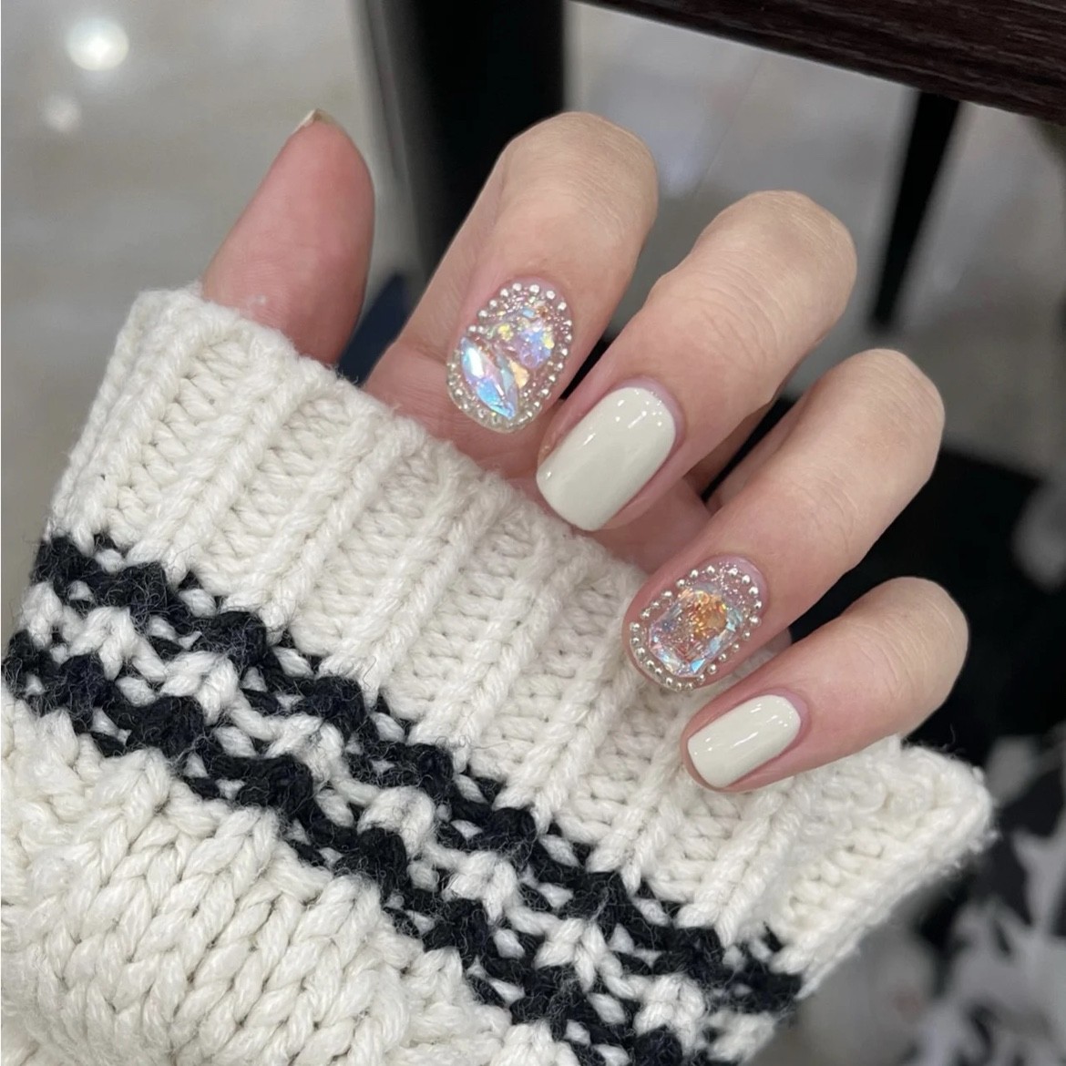 Nagelsticker mit Steinen