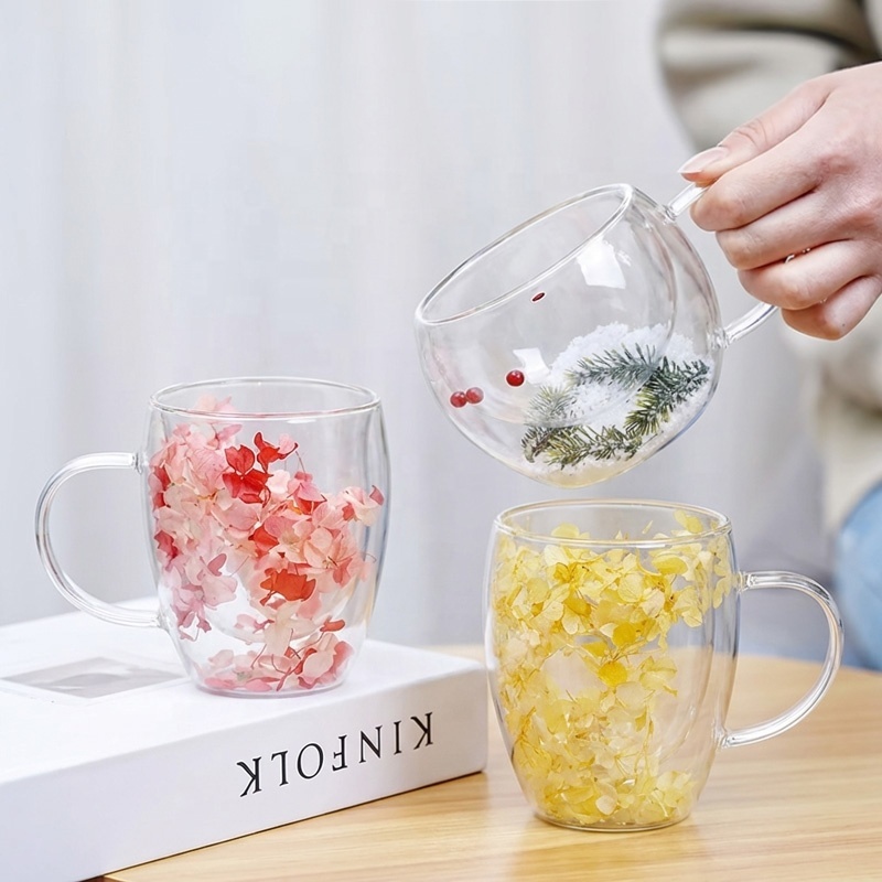Weihnachtliche Doppelwand-Teeglastasse mit Trockenblume 2