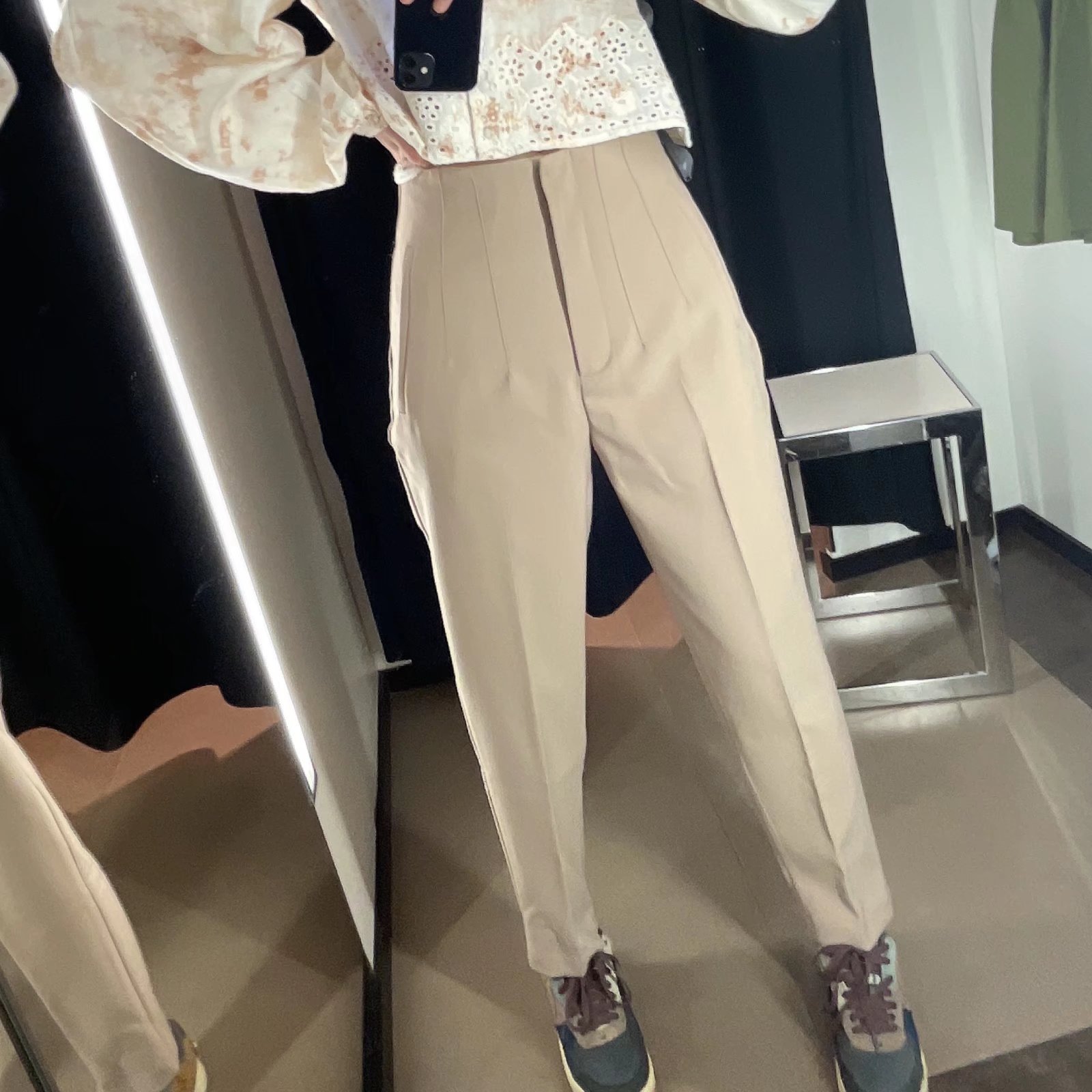 Schlankmachende Damenhose mit hohem Bund
