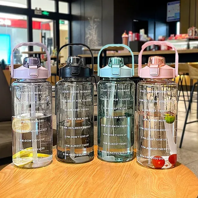 2-Liter-Strohhalm-Trinkflasche für Sport und Reisen 4