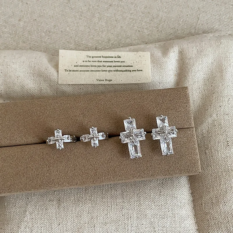 Versilberte Kreuz-Ohrstecker mit Zirkonia 2