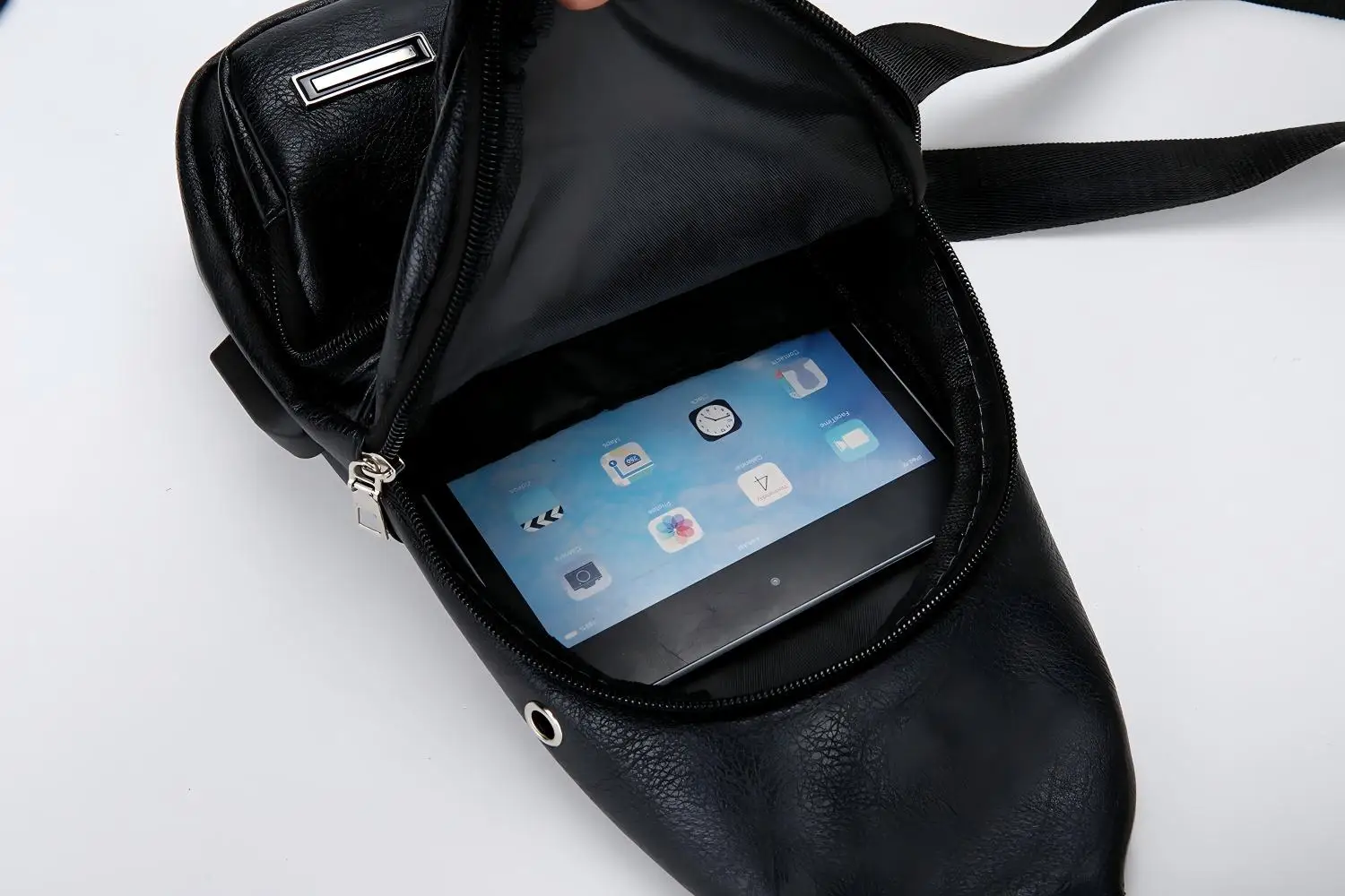 PU-Brusttasche mit USB-Anschluss für Pendler 3