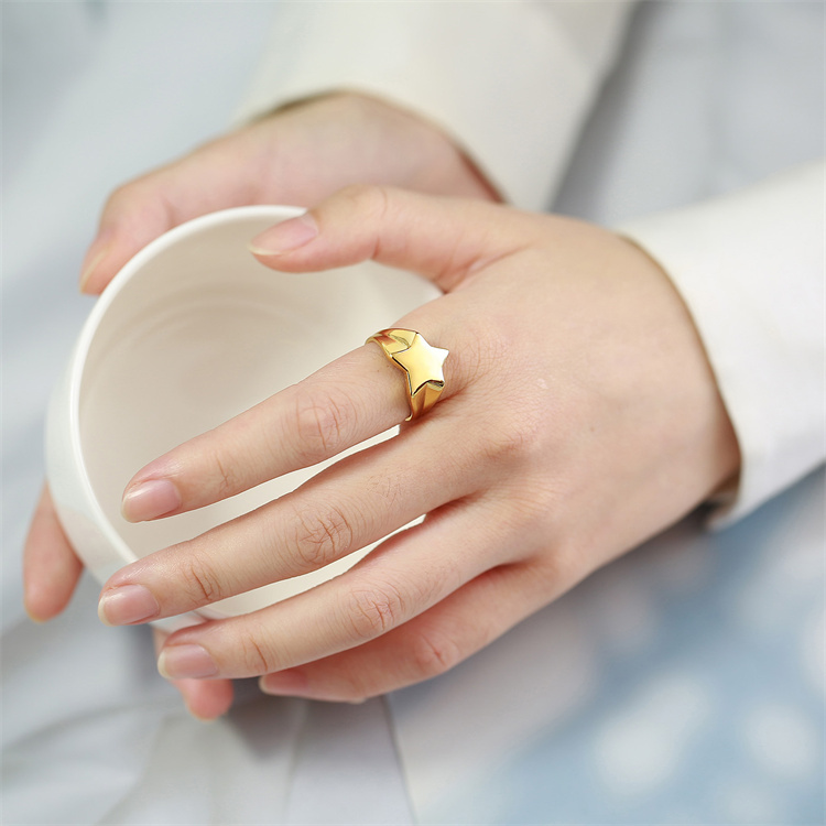 Goldfarbener Sternring aus Edelstahl 2