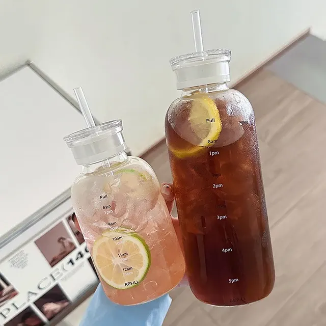 Minimalistische Glastrinkflasche mit Strohhalm 3
