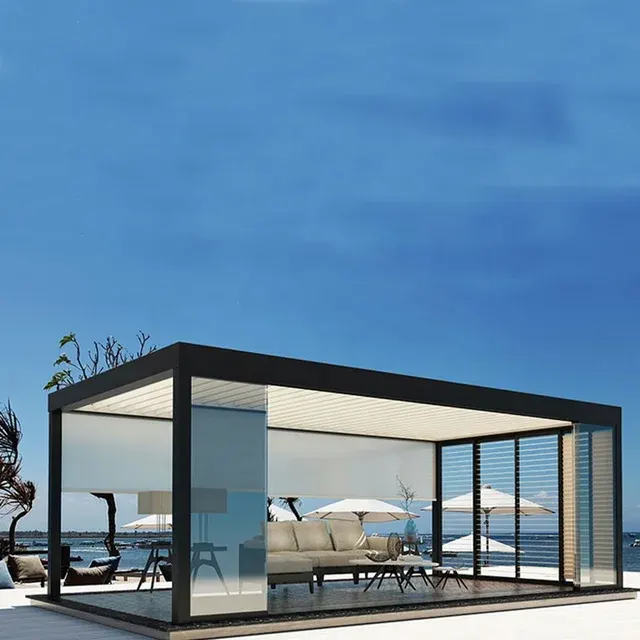 Aluminium-Pergola mit Glasdach und Schiebetür 2
