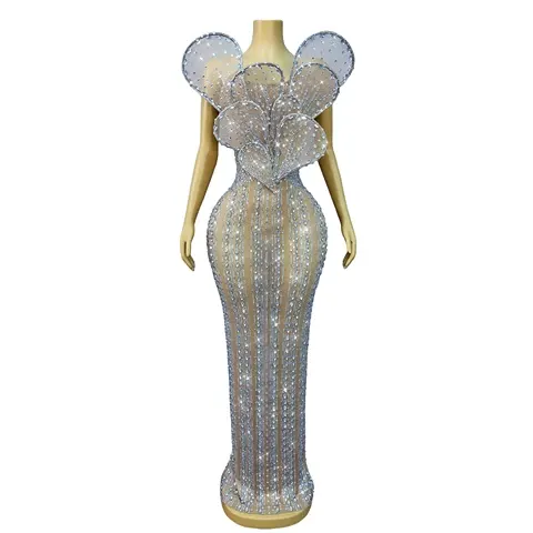 Abendkleid mit Blütenblättern